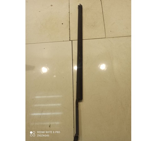 Уплотнитель стекла (передний, левый)