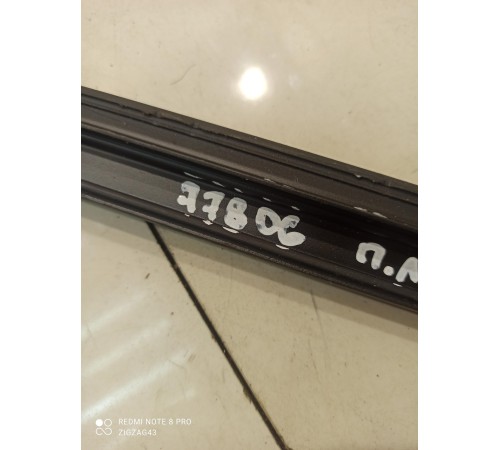 Уплотнитель стекла (передний, левый)