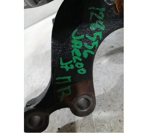 Кулак поворотный передний правый в сборе