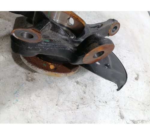 Кулак поворотный передний правый в сборе