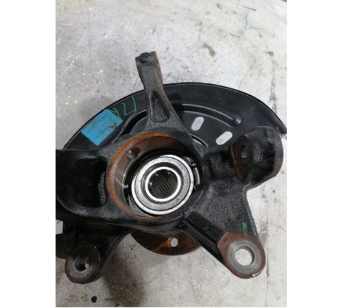 Кулак поворотный передний правый в сборе