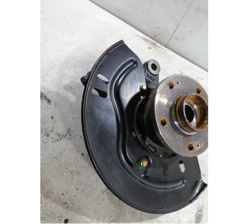 Кулак поворотный передний правый в сборе