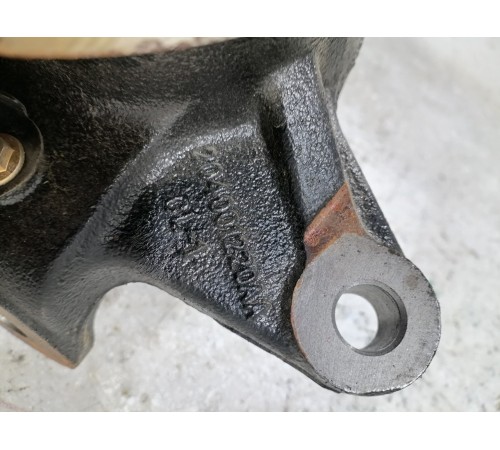 Кулак поворотный передний правый в сборе