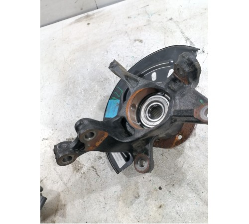 Кулак поворотный передний правый в сборе