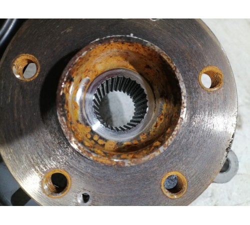 Кулак поворотный передний правый в сборе