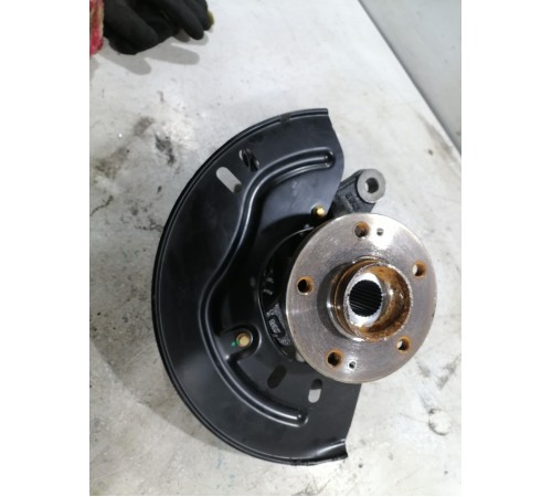 Кулак поворотный передний правый в сборе