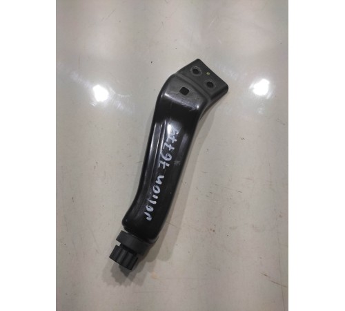 Крепеж крышки двигателя