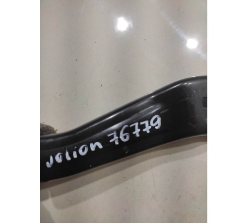 Крепеж крышки двигателя