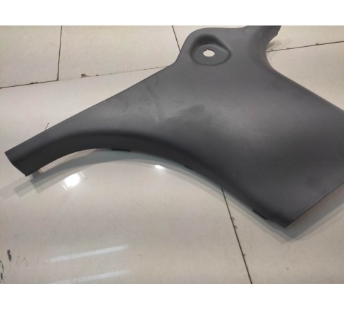 Обшивка центральной стойки (левая)