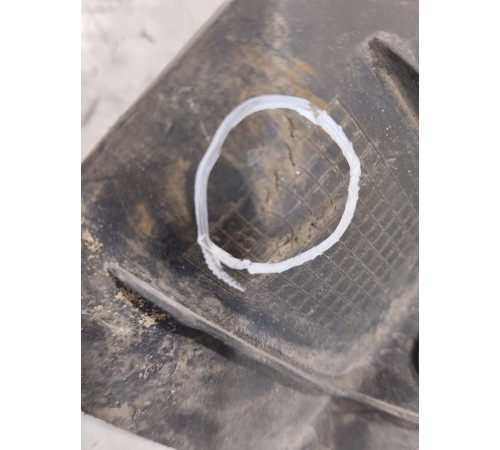 Брызговик передний правый.