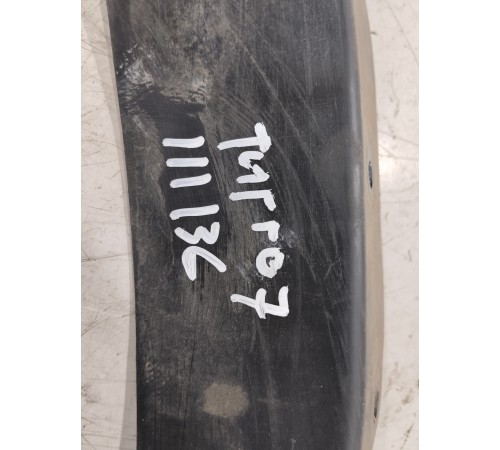 Брызговик передний правый.