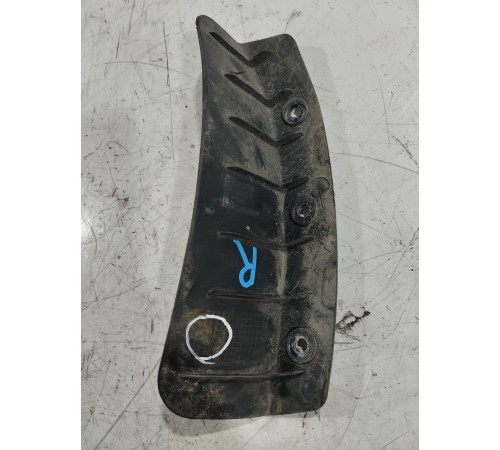 Брызговик передний правый.