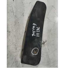 Брызговик передний правый.