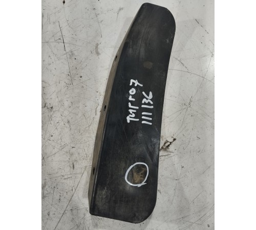 Брызговик передний правый.