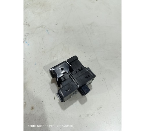 Кнопка стояночного тормоза