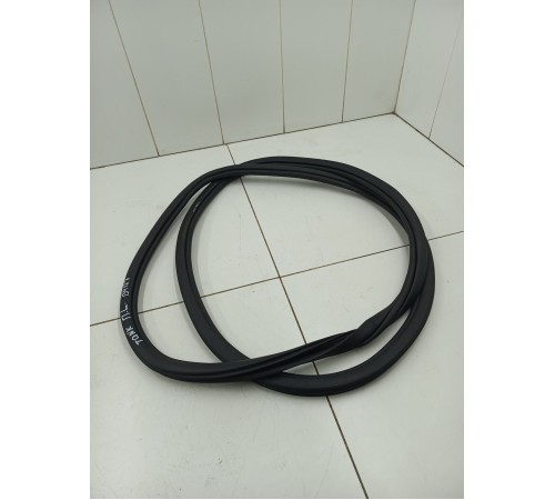 Уплотнитель двери передний левый