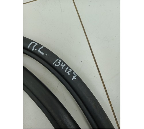 Уплотнитель двери передний левый