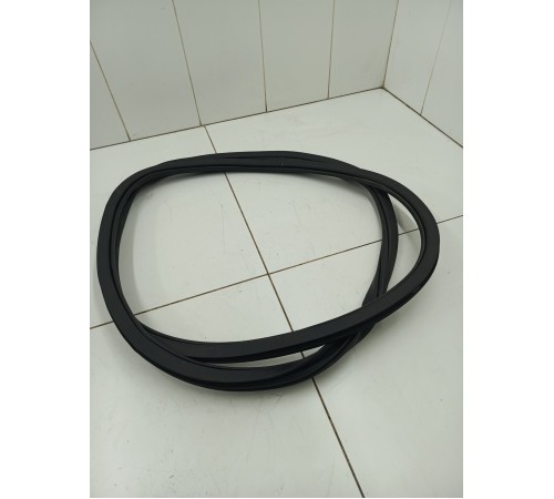 Уплотнитель двери передний левый