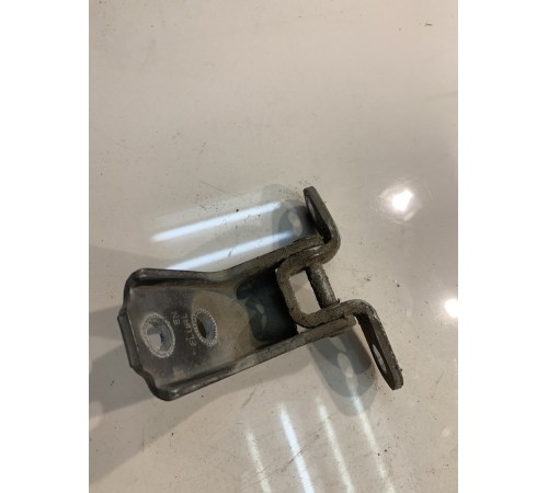 Петля двери (передняя, правая, нижняя)