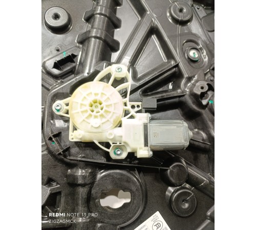 Стеклоподьемник передний правый с моторчиком