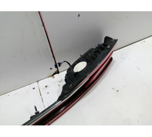 Фонарь двери крышки багажника центральный