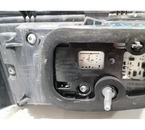 Фонарь двери крышки багажника центральный