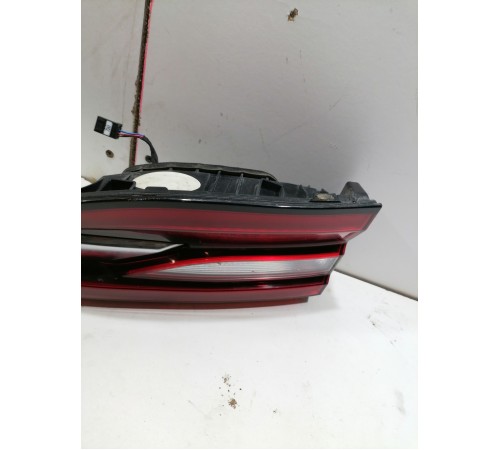 Фонарь двери крышки багажника центральный