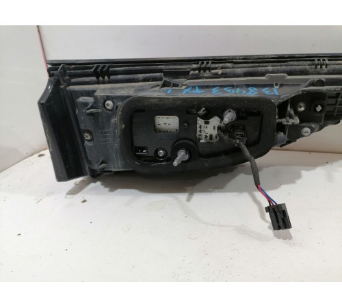 Фонарь двери крышки багажника центральный