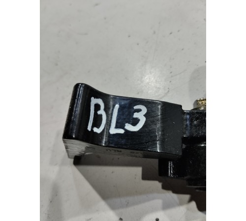 Петля двери(задняя левая верхняя)