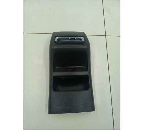 Накладка центральной консоли задняя с воздушным дефлектором