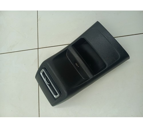 Накладка центральной консоли задняя с воздушным дефлектором