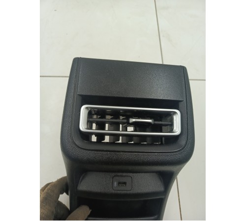 Накладка центральной консоли задняя с воздушным дефлектором