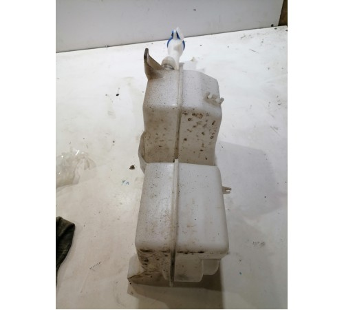 Бачок омывателя лобового стекла с горловиной