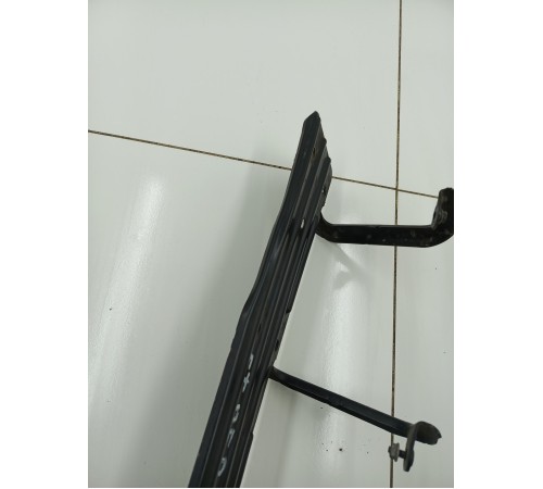 Кронштейн подножки передний