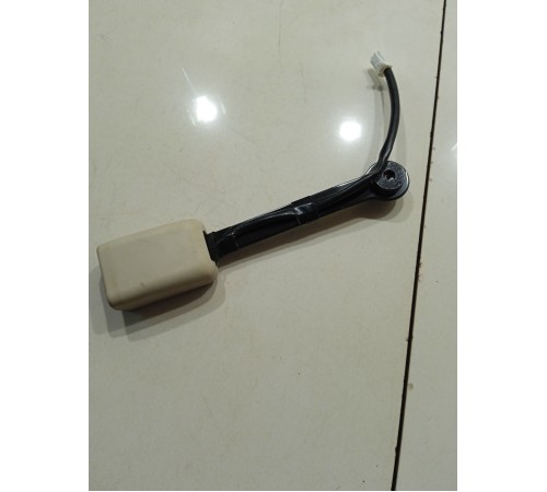 Ответная часть ремня безопасности (передняя левая)