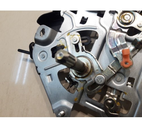 Замок открывания средней двери(правый)