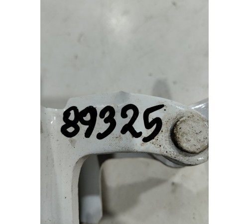 Петля двери багажника 