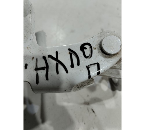 Петля двери багажника 