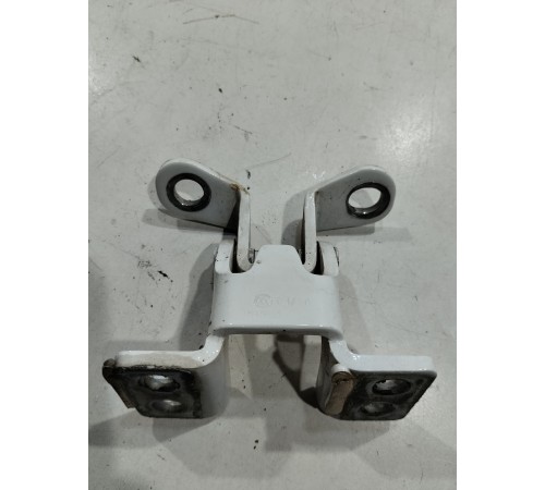 Петля двери багажника 