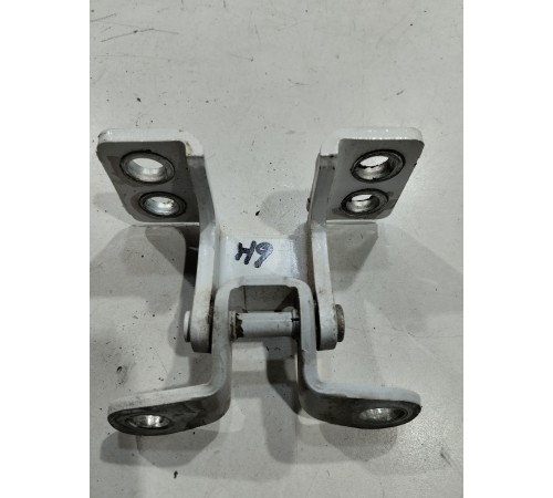 Петля двери багажника 