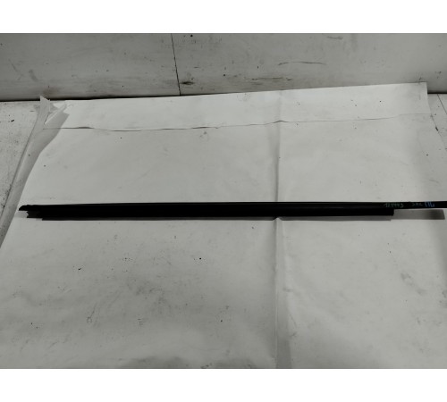 Уплотнитель стекла передний левый