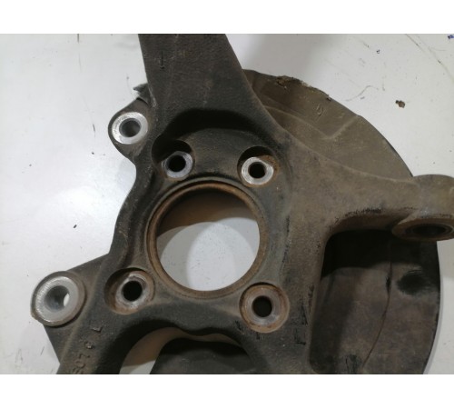 Кулак поворотный передний левый