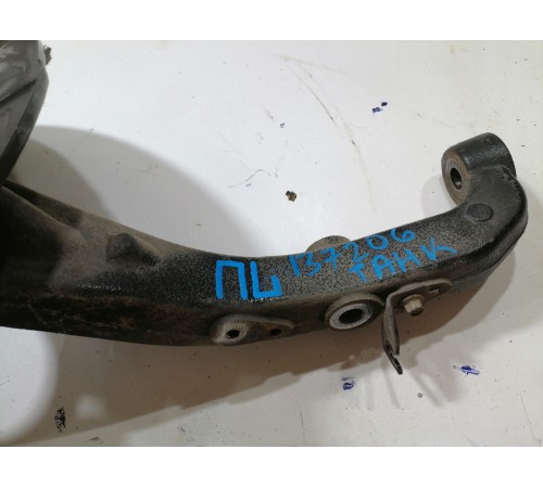 Кулак поворотный передний левый