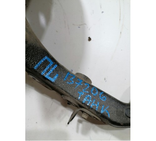 Кулак поворотный передний левый