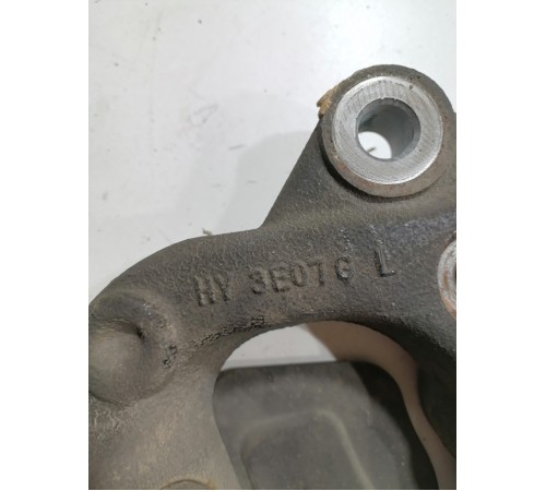 Кулак поворотный передний левый