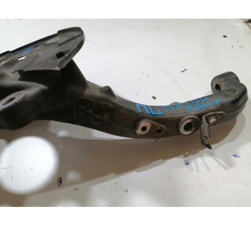 Кулак поворотный передний левый