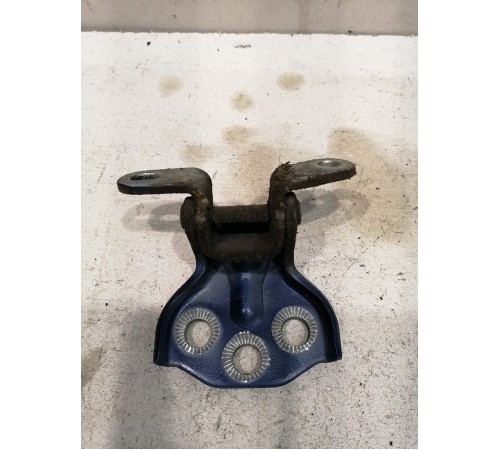 Петля двери нижняя передней левой двери