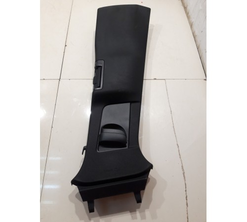 Обшивка стойки (правая, центральная)