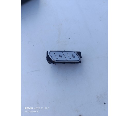 Кнопки подогрева заднего ряда сидений