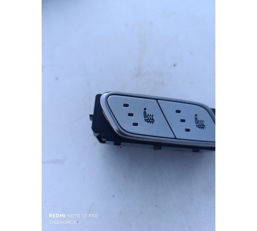 Кнопки подогрева заднего ряда сидений